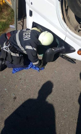ACCIDENT: Un camion cu butelii s-a răsturnat, în Tăuții Măgherăuș ACCIDENT: Un camion cu butelii s-a răsturnat, în Tăuții Măgherăuș
