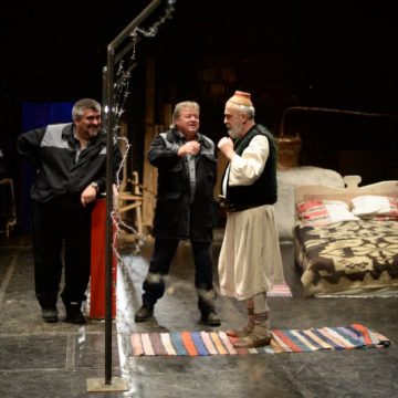 INVITAȚIE LA TEATRU: Se împlinesc trei ani de la premiera spectacolului ”Casa de pe graniță” INVITAȚIE LA TEATRU: Se împlinesc trei ani de la premiera spectacolului ”Casa de pe graniță”