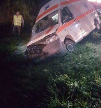 ACCIDENT: Două persoane, rănite după ce ambulanţa a intrat în şanţ; şoferul avea o alcoolemie de 0,97 mg/l
