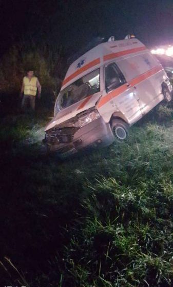 ACCIDENT: Două persoane, rănite după ce ambulanţa a intrat în şanţ; şoferul avea o alcoolemie de 0,97 mg/l ACCIDENT: Două persoane, rănite după ce ambulanţa a intrat în şanţ; şoferul avea o alcoolemie de 0,97 mg/l