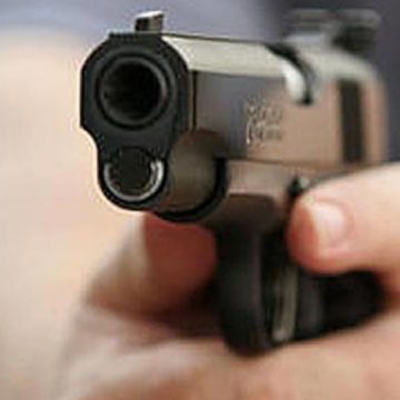 FOCURI DE ARMĂ: Un bărbat a fost împuşcat de poliţişti, după o somaţie în trafic FOCURI DE ARMĂ: Un bărbat a fost împuşcat de poliţişti, după o somaţie în trafic