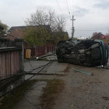 PERICOLE PE ȘOSELE: A condus fără permis și a intrat cu mașina într-un stâlp PERICOLE PE ȘOSELE: A condus fără permis și a intrat cu mașina într-un stâlp