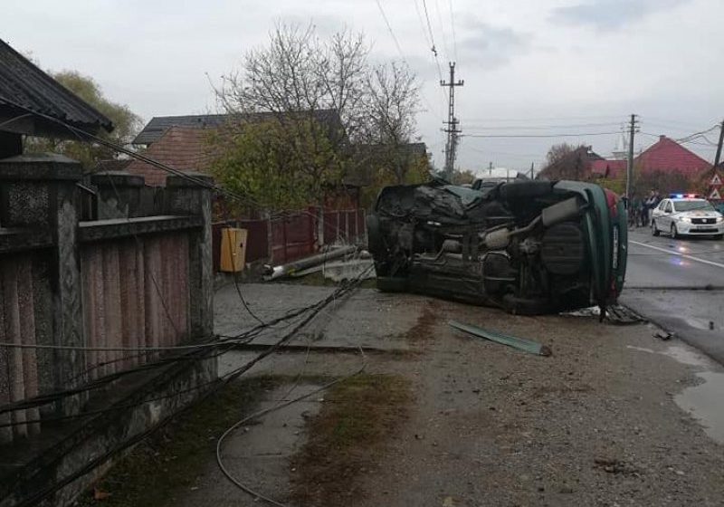 PERICOLE PE ȘOSELE: A condus fără permis și a intrat cu mașina într-un stâlp PERICOLE PE ȘOSELE: A condus fără permis și a intrat cu mașina într-un stâlp