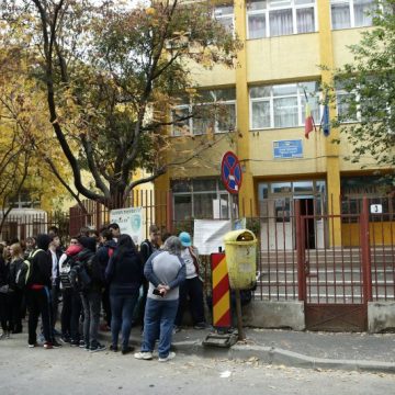 ACUZAŢII LA ŞCOALĂ: Profesoară din Capitală, acuzată că are un limbaj neadecvat: Le spune elevilor că sunt sclavii ei ACUZAŢII LA ŞCOALĂ: Profesoară din Capitală, acuzată că are un limbaj neadecvat: Le spune elevilor că sunt sclavii ei