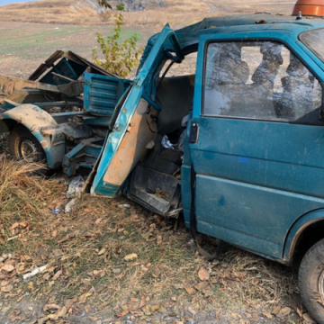 ACCIDENT: Un mort şi trei răniţi, după ce o camionetă s-a răsturnat ACCIDENT: Un mort şi trei răniţi, după ce o camionetă s-a răsturnat