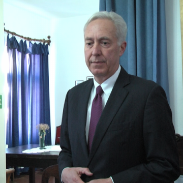 UN OASPETE SPECIAL: Ambasadorul SUA la București, în vizită la Sighet