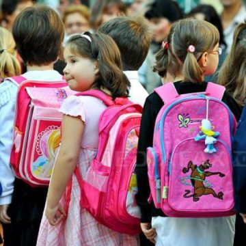 VACANȚE: Elevii vor avea patru vacanţe în acest an şcolar. Prima zi liberă va fi vineri, înainte de referendum VACANȚE: Elevii vor avea patru vacanţe în acest an şcolar. Prima zi liberă va fi vineri, înainte de referendum