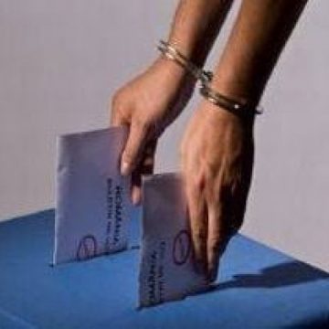 VOT MULTIPLU: O angajată la o primărie din Dolj a mers să voteze cu 17 cărţi de identitate
