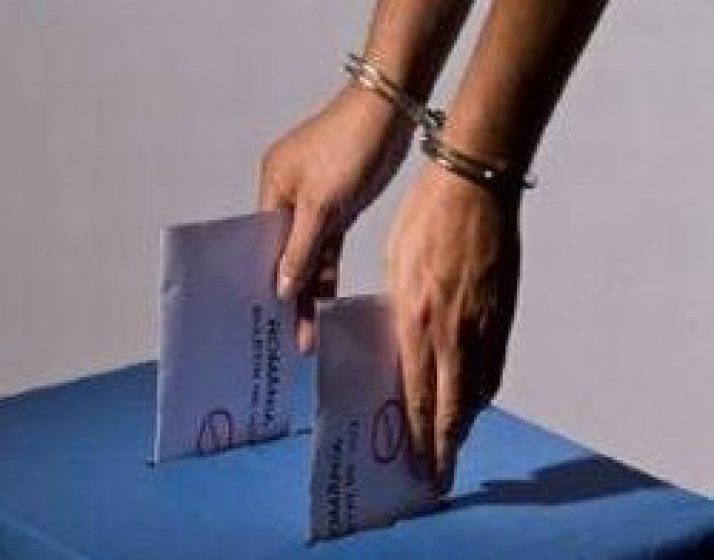 VOT MULTIPLU: O angajată la o primărie din Dolj a mers să voteze cu 17 cărţi de identitate VOT MULTIPLU: O angajată la o primărie din Dolj a mers să voteze cu 17 cărţi de identitate