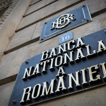 ATENȚIONARE BNR: Economia pe muchie de cuțit ATENȚIONARE BNR: Economia pe muchie de cuțit