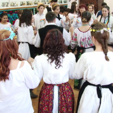 DE CENTENAR, LA UCECOM: Specialități tradiționale românești și coafuri cu împletituri specifice portului maramureșean