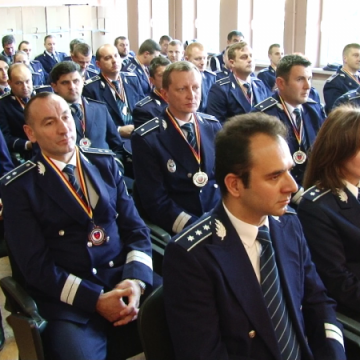 ȘEDINȚĂ FESTIVĂ LA IPJ: 20 de polițiști au fost avansați în grad pentru merite excepționale, în Anul Centenarului Marii Uniri a României
