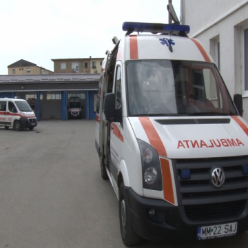 ASISTENŢĂ MEDICALĂ CU INJURII: Ambulanţieri jigniţi de aparţinătorii unui pacient