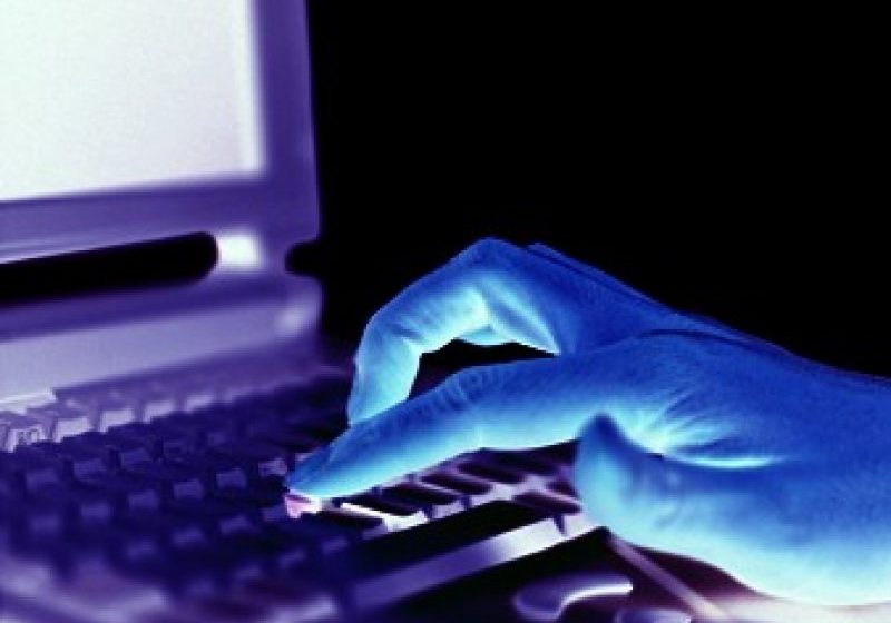 PĂZIȚI-VĂ DE ȘARLATANI! Patru tineri sunt cercetați pentru înșelătorie prin intermediul unui site de cumpărături