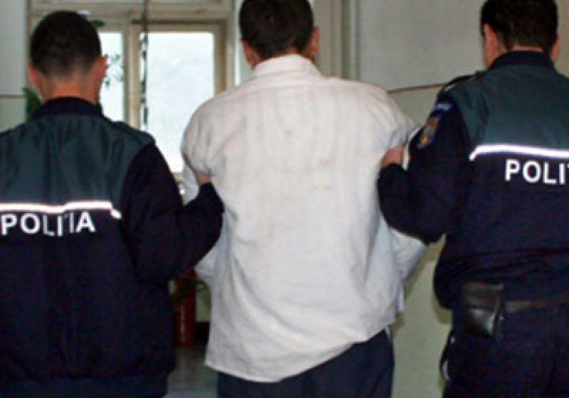 POLIȚIȘTII AU FOST MAI IUȚI: Trei hoți prinși după ce au luat-o la sănătoasa