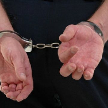 L-AU SĂLTAT: Tânăr condamnat pentru infracțiuni rutiere, trimis după gratii