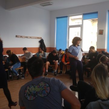 DASCĂLI ÎN UNIFORMĂ: Lecții de prevenire predate de polițiști liceenilor DASCĂLI ÎN UNIFORMĂ: Lecții de prevenire predate de polițiști liceenilor
