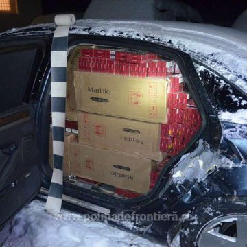 CONTRABANDĂ: O mașină burdușită cu țigări, lăsată pe marginea drumului