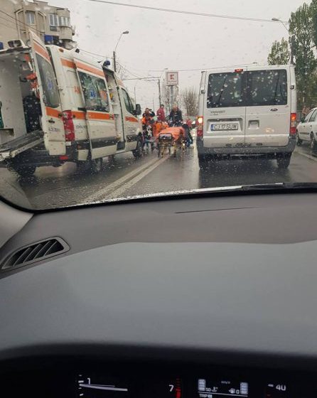 NICI ”ZEBRA” NU MAI E SIGURĂ: Un bărbat a ajuns la spital după ce a fost accidentat pe trecerea de pietoni