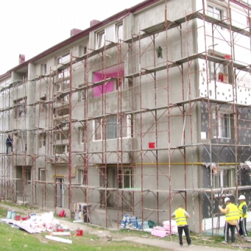 LUCRĂRI: Blocurile din Cavnic, în reabilitare termică LUCRĂRI: Blocurile din Cavnic, în reabilitare termică