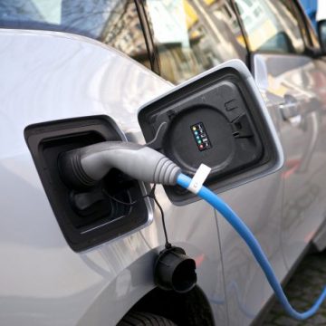 BAIA MARE: Vor fi montate 46 de stații de reîncărcare pentru autovehicule electrice
