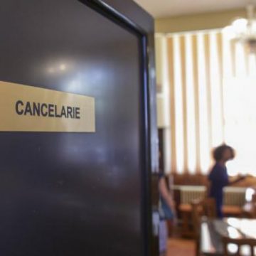 MAI MULȚI BANI: Cresc salariile în educaţie. Se adaugă două noi sporuri