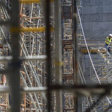 MAJORĂRI SALARIALE: Salariu minim brut de 3.000 de lei pentru angajaţii din construcţii, stabilit prin acord de Guvern