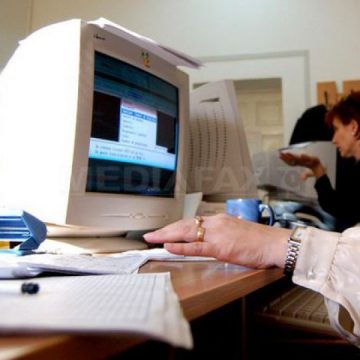 PROIECT: Protecţie pentru funcţionarii care mai au trei ani până la pensie
