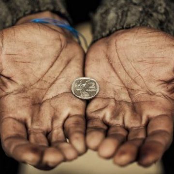 RAPORT: Românii, cei mai săraci dintre săracii Europei