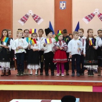 REPORTAJUL ZILEI: Centenarul Marii Uniri, marcat de elevii şcolii din Mireşu Mare