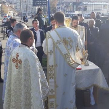 SCANDAL: Slujbă ţinută în stradă cu înjurături şi huiduieli în centrul Sighetului (vezi video)