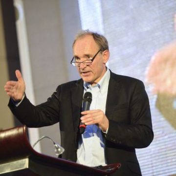 SCHIMBĂRI: Companiile Facebook şi Google aderă la noile standarde de internet elaborate de „părintele” web-ului
