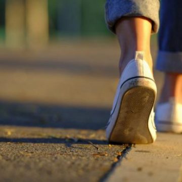 STUDIU: Mersul cu spatele te ajută să-ți amintești evenimente petrecute recent