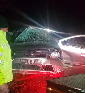 ACCIDENT: Rănit grav după ce s-a izbit cu mașina de un copac