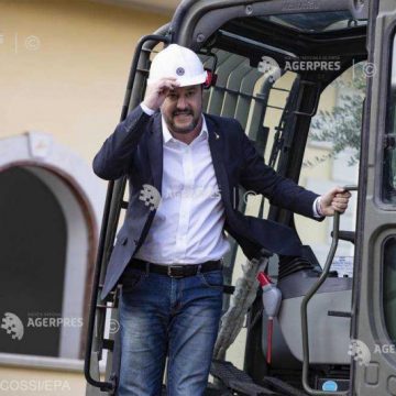 ITALIA: Salvini, urcat într-un buldozer, a dat personal startul demolării vilei unui clan mafiot