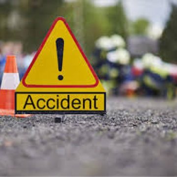 ACCIDENT: Trei persoane care împingeau o maşină condusă de un adolescent de 14 ani au fost rănite