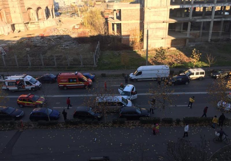 ACCIDENT GRAV ÎN BAIA MARE: Şoferul unui taxi, încarcerat. Au fost implicate trei autoturisme ACCIDENT GRAV ÎN BAIA MARE: Şoferul unui taxi, încarcerat. Au fost implicate trei autoturisme