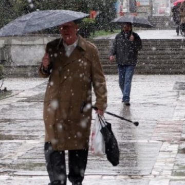 PROGNOZA METEOROLOGICĂ: Temporar va ploua. În zona Carpaților Orientali vor fi precipitații sub formă de lapoviță și ninsoare