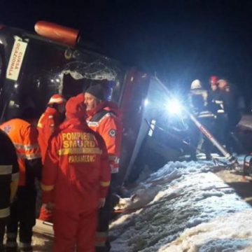 AUTOCAR RĂSTURNAT: Cel puţin un mort și 6 răniţi în accident AUTOCAR RĂSTURNAT: Cel puţin un mort și 6 răniţi în accident