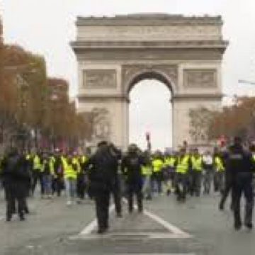LUPTE DE STRADĂ LA PARIS: Protestatari ieşiţi în stradă din cauza scumpirii carburanţilor