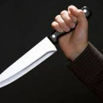 CONFLICT SPONTAN: Un tânăr a fost înjunghiat de tatăl lui