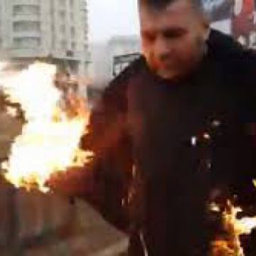 IMAGINI ŞOCANTE: Un preot şi-a dat foc la sfințirea Catedralei Mântuirii Neamului (VIDEO)