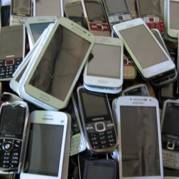 ŞOC: Sute de telefoane confiscate de la elevi, distruse