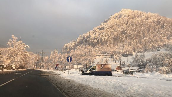 Pe arii extinse la munte si local in rest va ninge slab