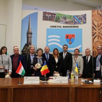 Reprezentanți ai regiunilor din Ucraina și Ungaria, înfrățite cu județul nostru, prezenți la “Crăciun în Maramureș” Reprezentanți ai regiunilor din Ucraina și Ungaria, înfrățite cu județul nostru, prezenți la “Crăciun în Maramureș”