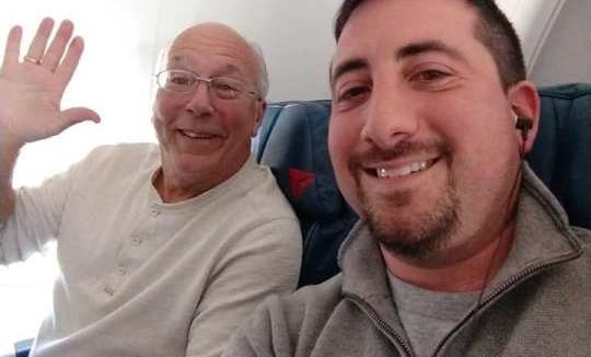 Un tată a cumpărat bilete de avion la toate zborurile fiicei sale, pentru a petrece Crăciunul cu ea
