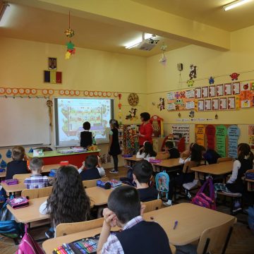 Luna decembrie aduce noi table inteligente în școlile din Maramureș și Satu Mare Luna decembrie aduce noi table inteligente în școlile din Maramureș și Satu Mare
