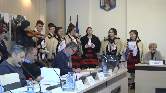 VIDEO | Consiliul Local a primit colindători VIDEO | Consiliul Local a primit colindători