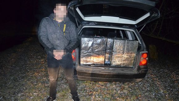 Ţigări de contrabandă transportate cu drona, abandonate în cimitir Ţigări de contrabandă transportate cu drona, abandonate în cimitir