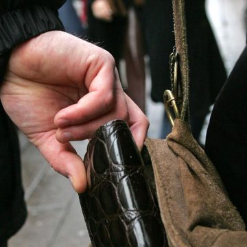 VIDEO | Recomandările polițiștilor pentru a vă feri de hoți și șarlatani VIDEO | Recomandările polițiștilor pentru a vă feri de hoți și șarlatani